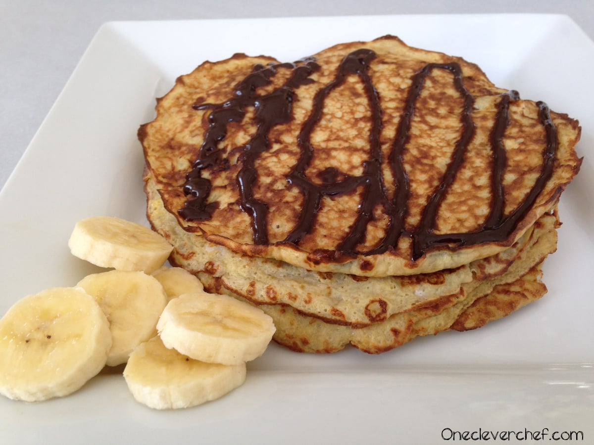 5-Minutes Banana & Egg Pancakes With Homemade Chocolate Syrup | Onecleverchef.com Ingredients: Bananas Eggs, coconut oil, cocoa powder, honey, vanilla. Yum!