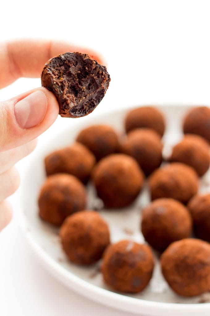 These Healthy Chocolate & Rum Balls are the perfect no-bake snack. They are easy to make, protein-packed and perfect either as a dessert or a post-workout lunch. Ready under 15 minutes, they are also paleo, vegan, gluten-free and dairy-free | www.onecleverchef.com