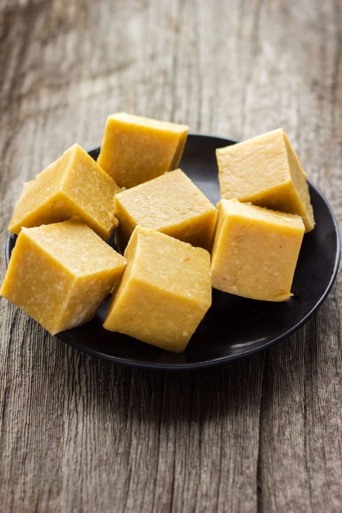 This protein-packed, extra smooth and super tasty vegan vanilla fudge recipe is made with only 4 ingredients. Ready under 5 minutes and no-bake, these tiny little protein bars are chewy, fudgy and tastier that anything you will find at the store. Perfect either as a post-workout lunch, quick snack or dessert, they are also entirely refined sugar-free, egg-free, flourless, paleo, dairy-free and gluten-free!