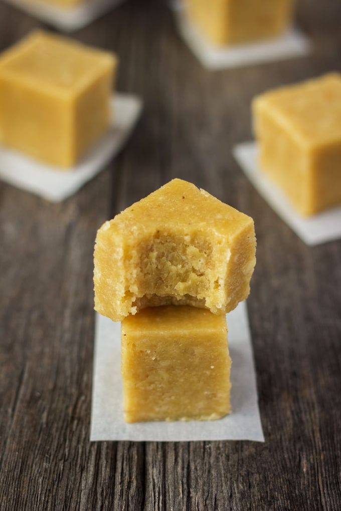 This protein-packed, extra smooth and super tasty vegan vanilla fudge recipe is made with only 4 ingredients. Ready under 5 minutes and no-bake, these tiny little protein bars are chewy, fudgy and tastier that anything you will find at the store. Perfect either as a post-workout lunch, quick snack or dessert, they are also entirely refined sugar-free, egg-free, flourless, paleo, dairy-free and gluten-free!