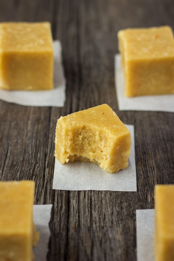 This protein-packed, extra smooth and super tasty vegan vanilla fudge recipe is made with only 4 ingredients. Ready under 5 minutes and no-bake, these tiny little protein bars are chewy, fudgy and tastier that anything you will find at the store. Perfect either as a post-workout lunch, quick snack or dessert, they are also entirely refined sugar-free, egg-free, flourless, paleo, dairy-free and gluten-free!