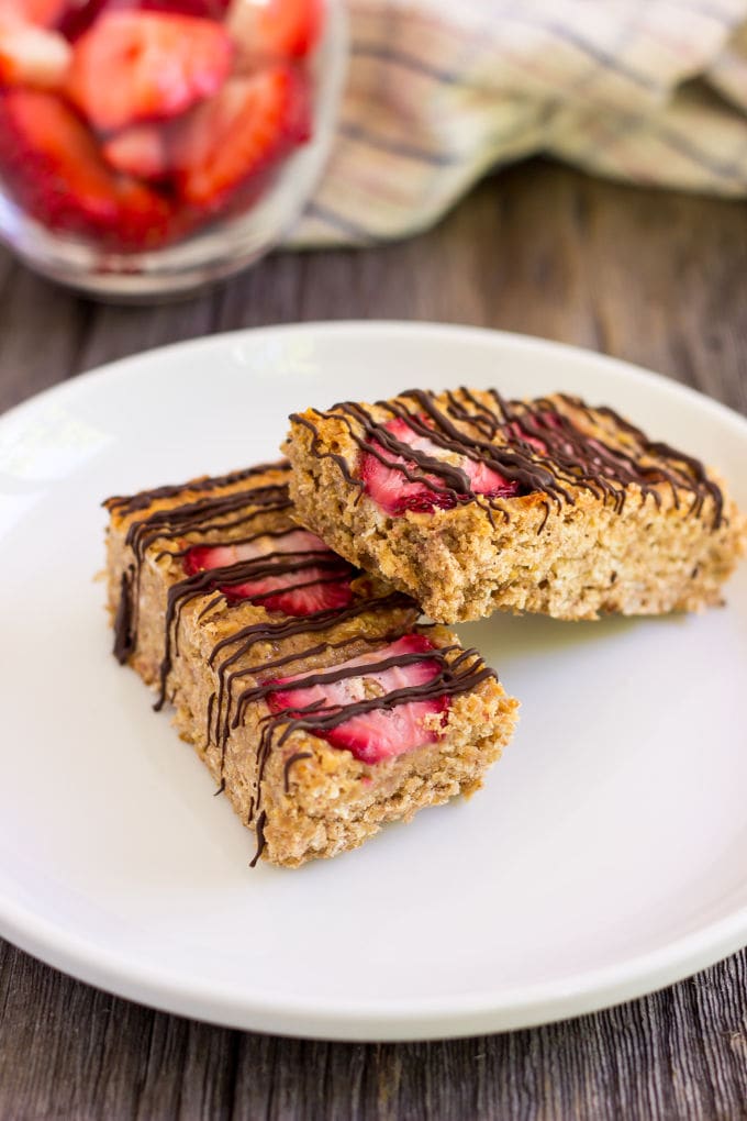 These healthy strawberry protein bars are made with only 5 ingredients. Convenient and quick, this delicious snack packs a lot of nutrients and is guaranteed to fill you up until lunch on a busy day. Vegan, Gluten-Free, Dairy-free and flourless these bars are friendly to most popular diet trends.