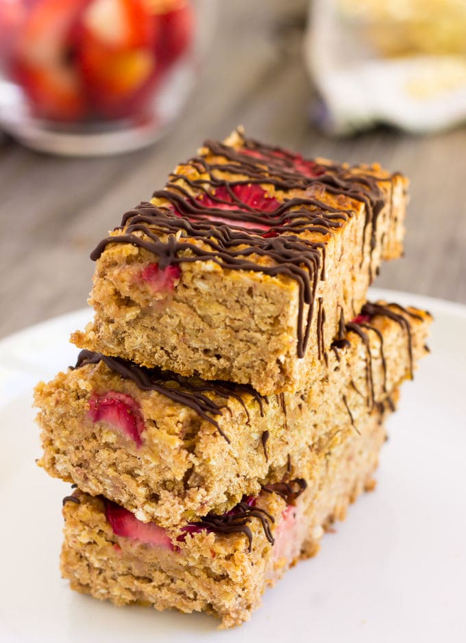 These healthy strawberry protein bars are made with only 5 ingredients. Convenient and quick, this delicious snack packs a lot of nutrients and is guaranteed to fill you up until lunch on a busy day. Vegan, Gluten-Free, Dairy-free and flourless these bars are friendly to most popular diet trends.