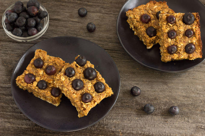 These homemade blueberry protein bars are soft, chewy and moist. Ready in about 20 minutes, these delicious healthy bars are easy to prepare and only require one bowl and your hands to whip up. Perfect either as a post-workout snack or simply as a dessert, they are naturally sweetened, gluten-free, vegan and flourless!