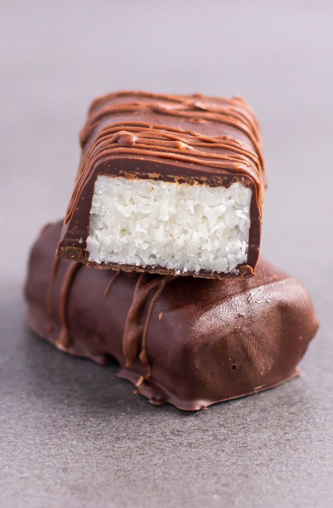 These healthy bounty bars are a copycat recipe of the good old bounty (or mound) bar! This homemade version of the classic is made with only 4 ingredients, no-bake, refined sugar-free, low-carb and super healthy. Entirely Paleo, Vegan and Gluten-free, these simple and easy to make chocolates are compliant with most popular diet trends. Raw version also available. Coconut lovers rejoice! Onecleverchef.com