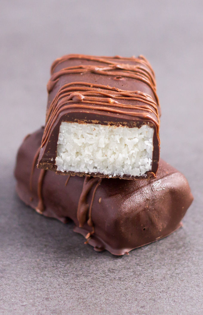 These healthy bounty bars are a copycat recipe of the good old bounty (or mound) bar! This homemade version of the classic is made with only 4 ingredients, no-bake, refined sugar-free, low-carb and super healthy. Entirely Paleo, Vegan and Gluten-free, these simple and easy to make chocolates are compliant with most popular diet trends. Raw version also available. Coconut lovers rejoice! Onecleverchef.com