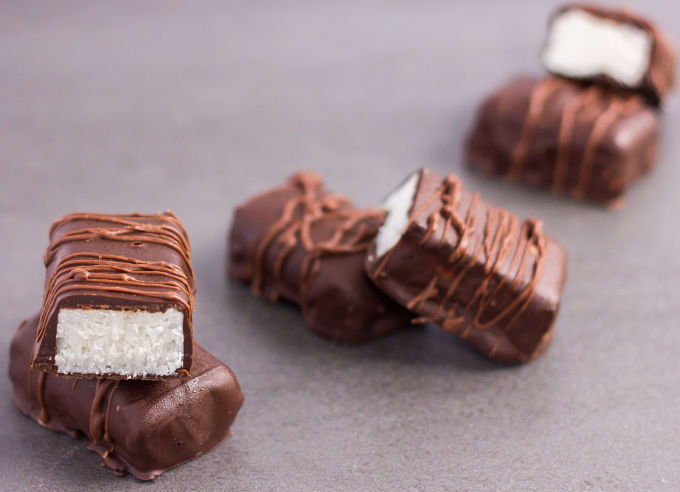 These healthy bounty bars are a copycat recipe of the good old bounty (or mound) bar! This homemade version of the classic is made with only 4 ingredients, no-bake, refined sugar-free, low-carb and super healthy. Entirely Paleo, Vegan and Gluten-free, these simple and easy to make chocolates are compliant with most popular diet trends. Raw version also available. Coconut lovers rejoice! Onecleverchef.com