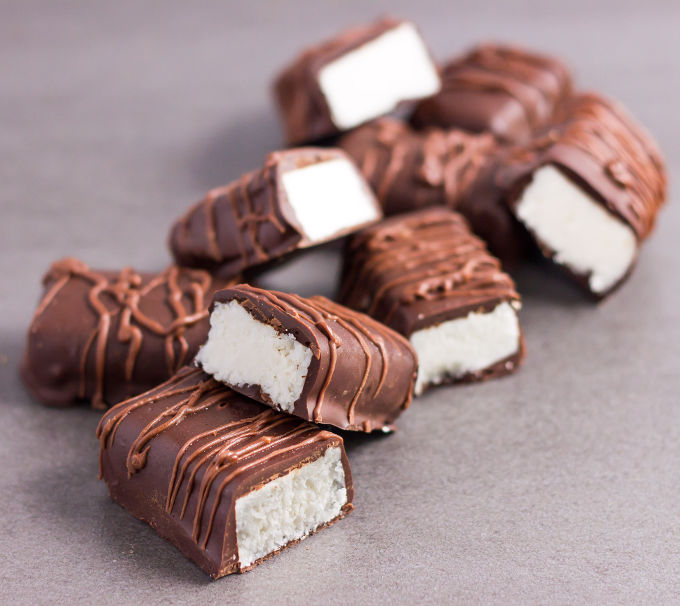 These healthy bounty bars are a copycat recipe of the good old bounty (or mound) bar! This homemade version of the classic is made with only 4 ingredients, no-bake, refined sugar-free, low-carb and super healthy. Entirely Paleo, Vegan and Gluten-free, these simple and easy to make chocolates are compliant with most popular diet trends. Raw version also available. Coconut lovers rejoice! Onecleverchef.com