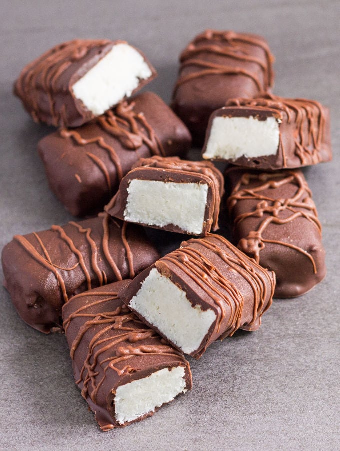 These healthy bounty bars are a copycat recipe of the good old bounty (or mound) bar! This homemade version of the classic is made with only 4 ingredients, no-bake, refined sugar-free, low-carb and super healthy. Entirely Paleo, Vegan and Gluten-free, these simple and easy to make chocolates are compliant with most popular diet trends. Raw version also available. Coconut lovers rejoice! Onecleverchef.com