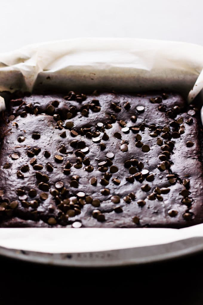 These rich and fudgy black bean protein brownies are the perfect post-workout treat! This super healthy snack is entirely flourless, gluten-free, vegan, dairy-free, egg-free, refined sugar-free and nut-free. Naturally sweetened with maple syrup and filled with antioxidants, these delicious brownie protein bars only require a few minutes of your time and a good food processor. | www.onecleverchef.com