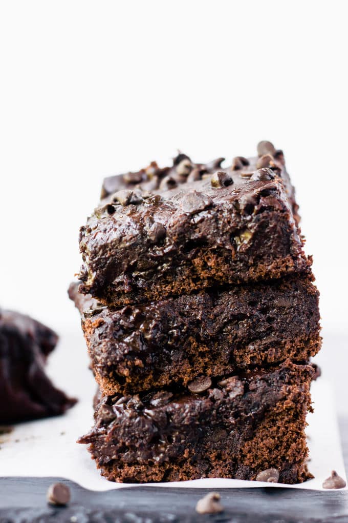 These rich and fudgy black bean protein brownies are the perfect post-workout treat! This super healthy snack is entirely flourless, gluten-free, vegan, dairy-free, egg-free, refined sugar-free and nut-free. Naturally sweetened with maple syrup and filled with antioxidants, these delicious brownie protein bars only require a few minutes of your time and a good food processor. | www.onecleverchef.com