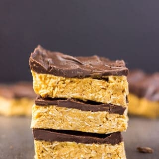 These 4-ingredient peanut butter & oatmeal bars are healthy, no-bake, and protein-packed. These delicious, clean eating Reese flavored protein bars are the perfect post-workout treat. Quick and easy to make, it only takes one bowl and a few minutes of your time to whip those up. Rolled oats are used for the base of this flourless recipe, which is also vegan, dairy-free, gluten-free and... guilt-free! | www.onecleverchef.com